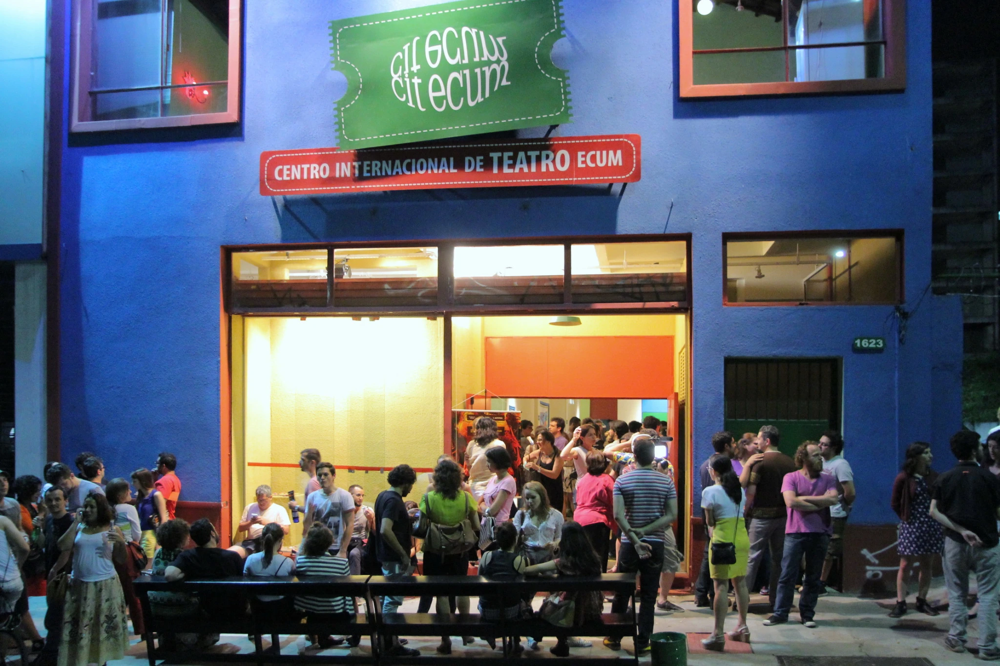 Fachada do Centro Internacional de Teatro ECUM com público na entrada