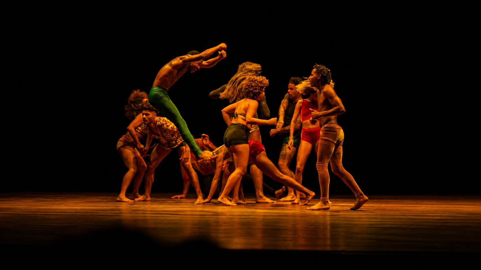 Grupo de artistas em uma apresentação de dança — laterais do palco ampliadas com IA